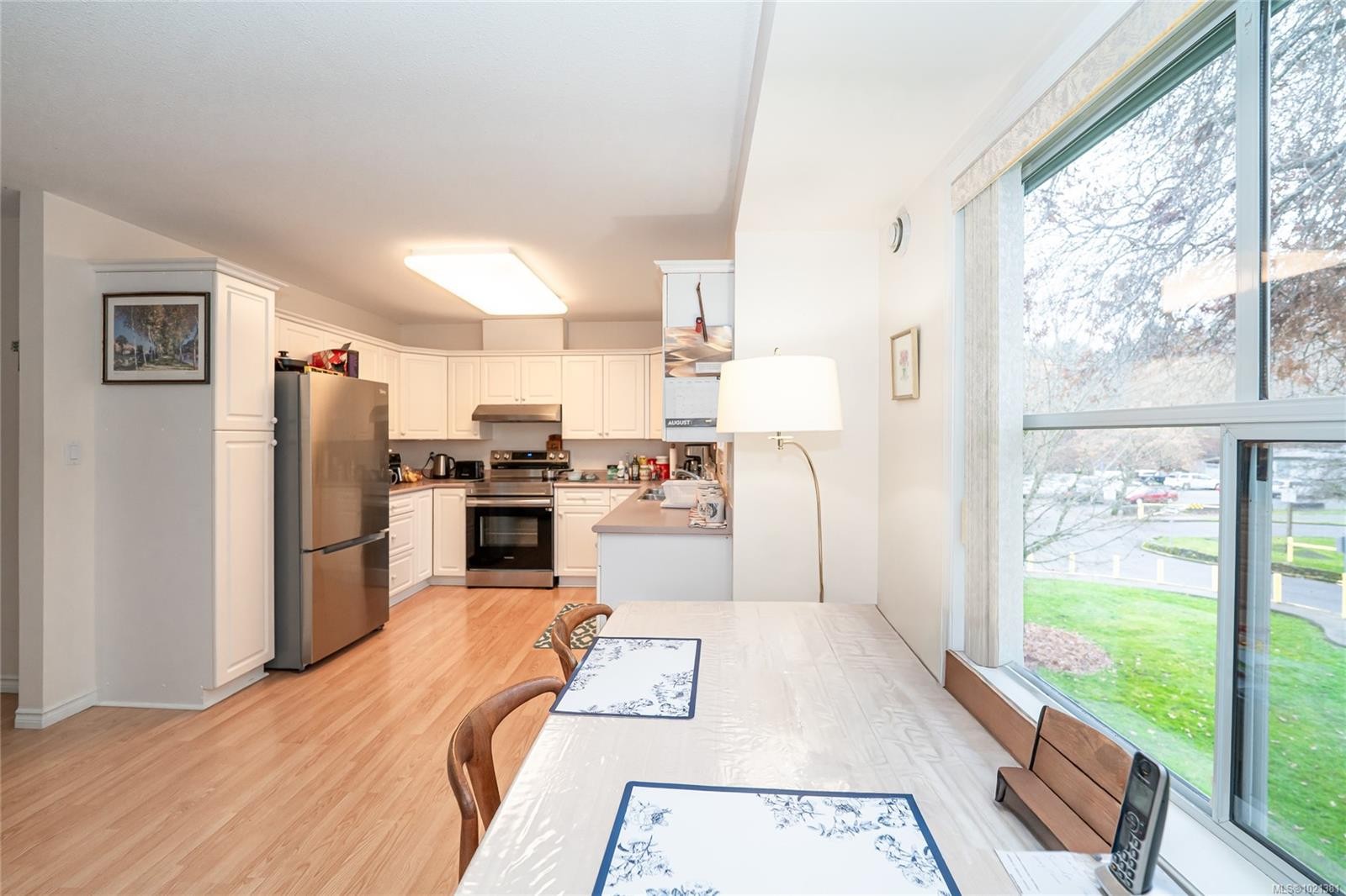 302-275 First St, Duncan, BC - Indoor Photo Showing Kitchen
