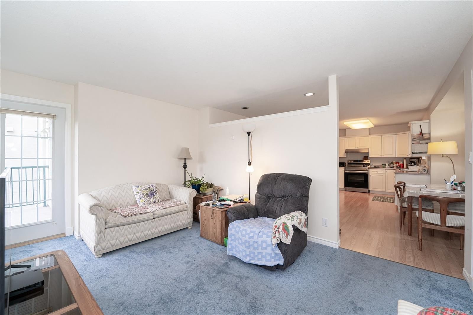 302-275 First St, Duncan, BC - Indoor Photo Showing Living Room