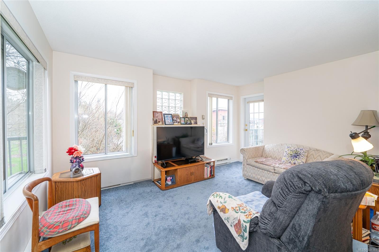 302-275 First St, Duncan, BC - Indoor Photo Showing Living Room