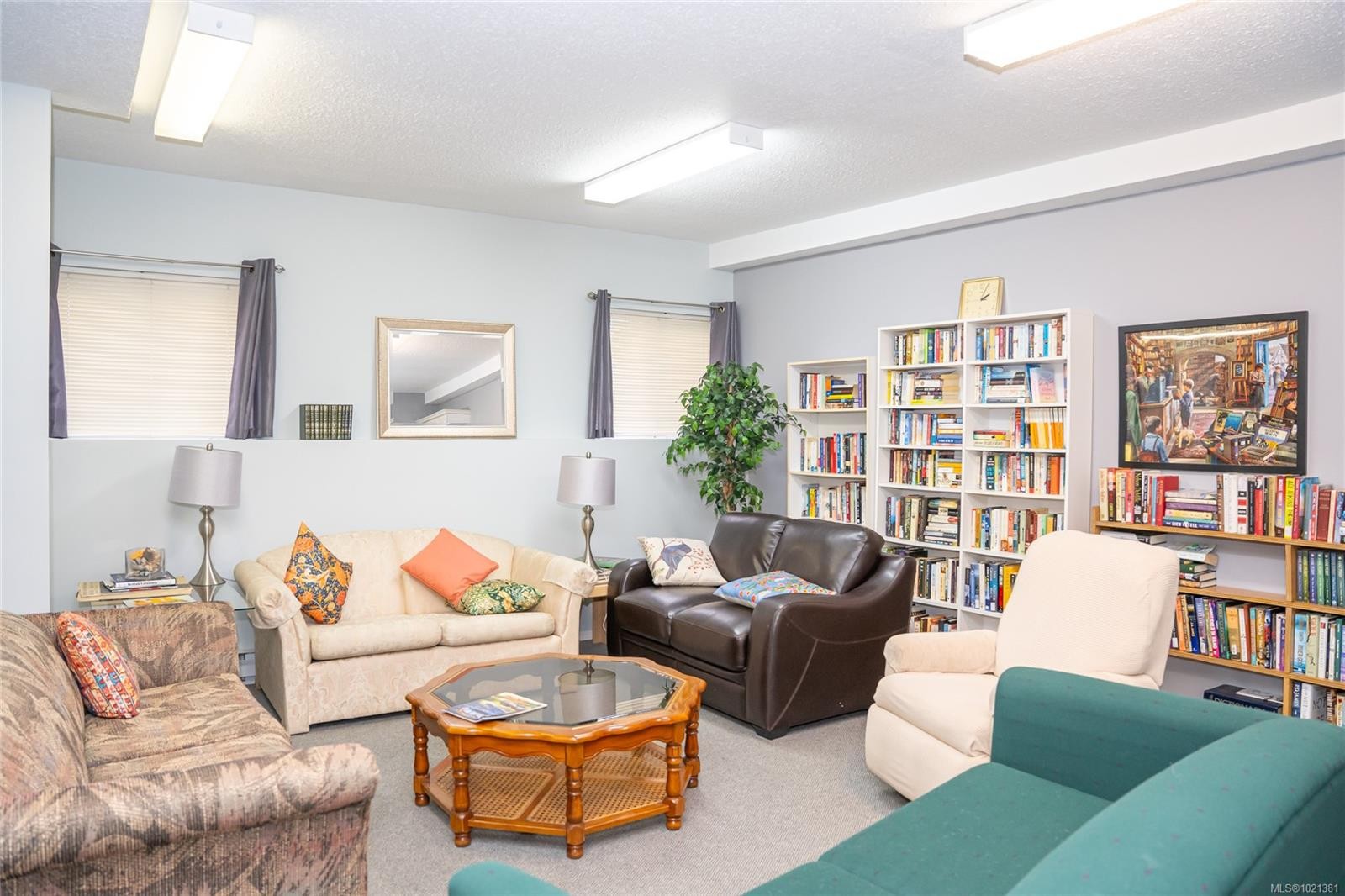 302-275 First St, Duncan, BC - Indoor Photo Showing Living Room