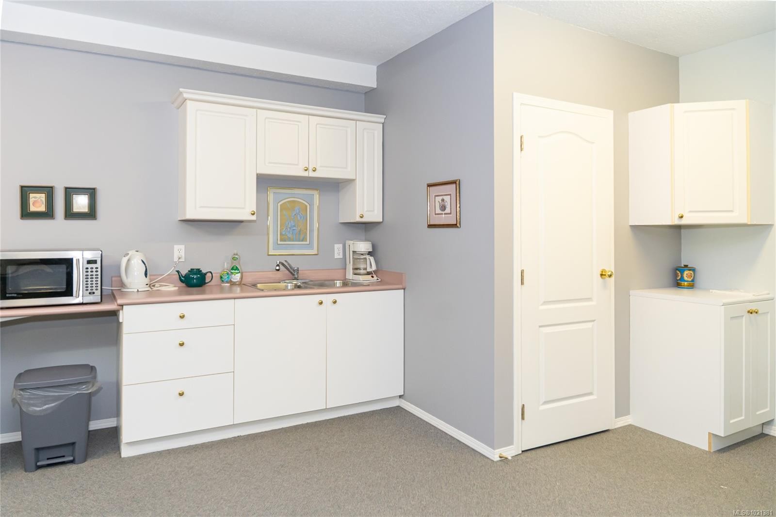 302-275 First St, Duncan, BC - Indoor Photo Showing Kitchen With Double Sink