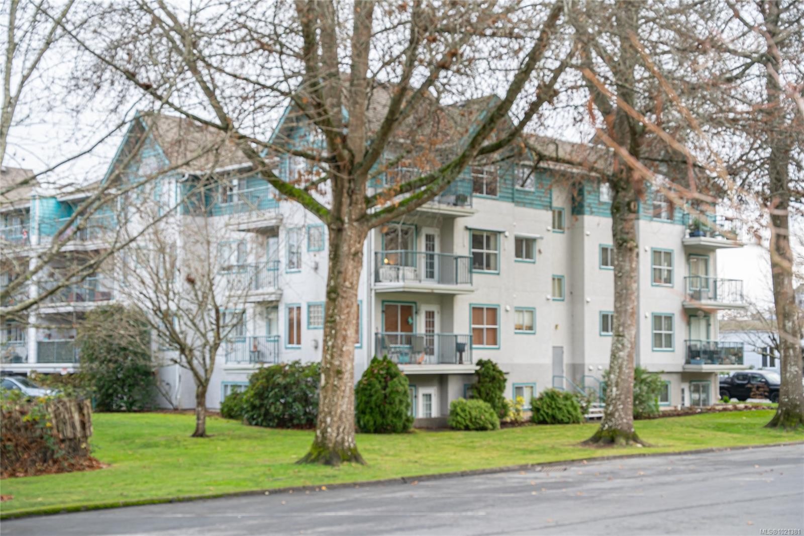 302-275 First St, Duncan, BC - Outdoor With Facade