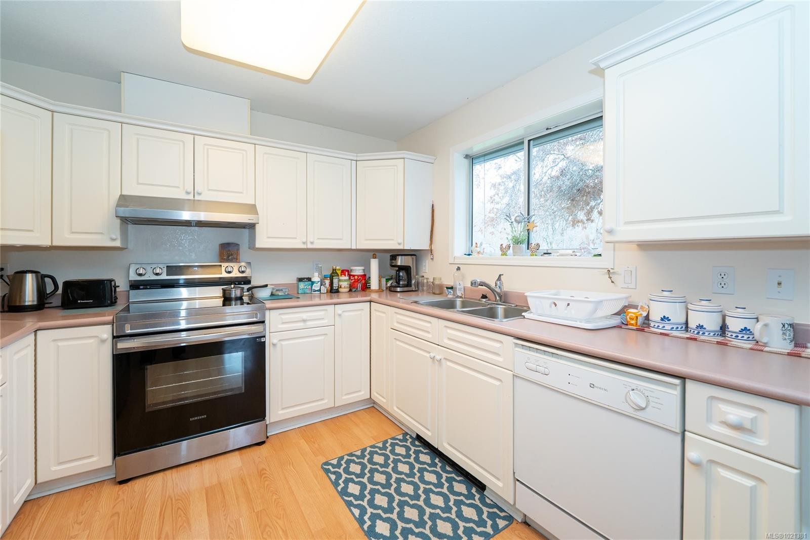 302-275 First St, Duncan, BC - Indoor Photo Showing Kitchen With Double Sink