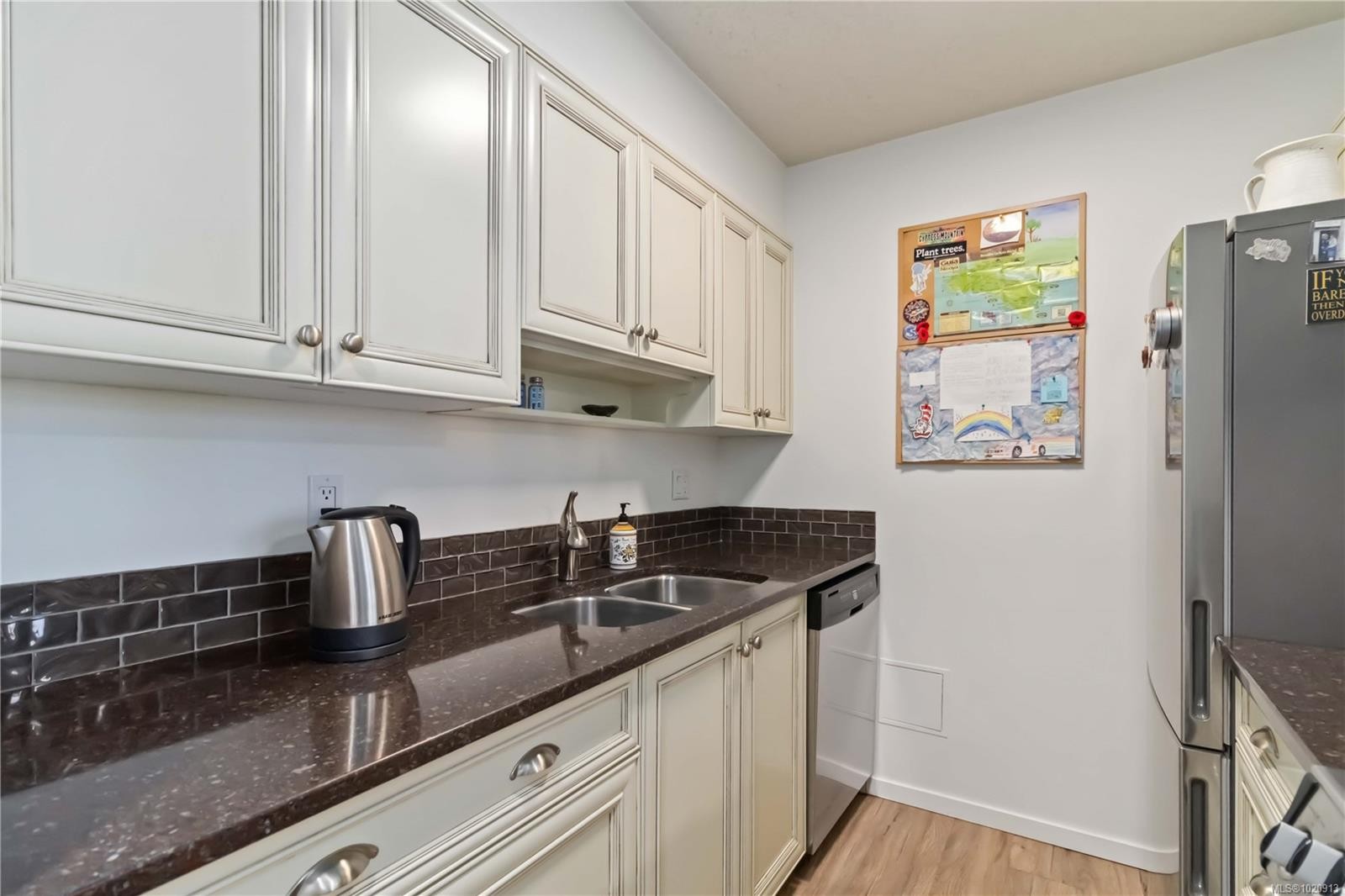 206-327 Maitland St, Victoria, BC - Indoor Photo Showing Kitchen With Double Sink