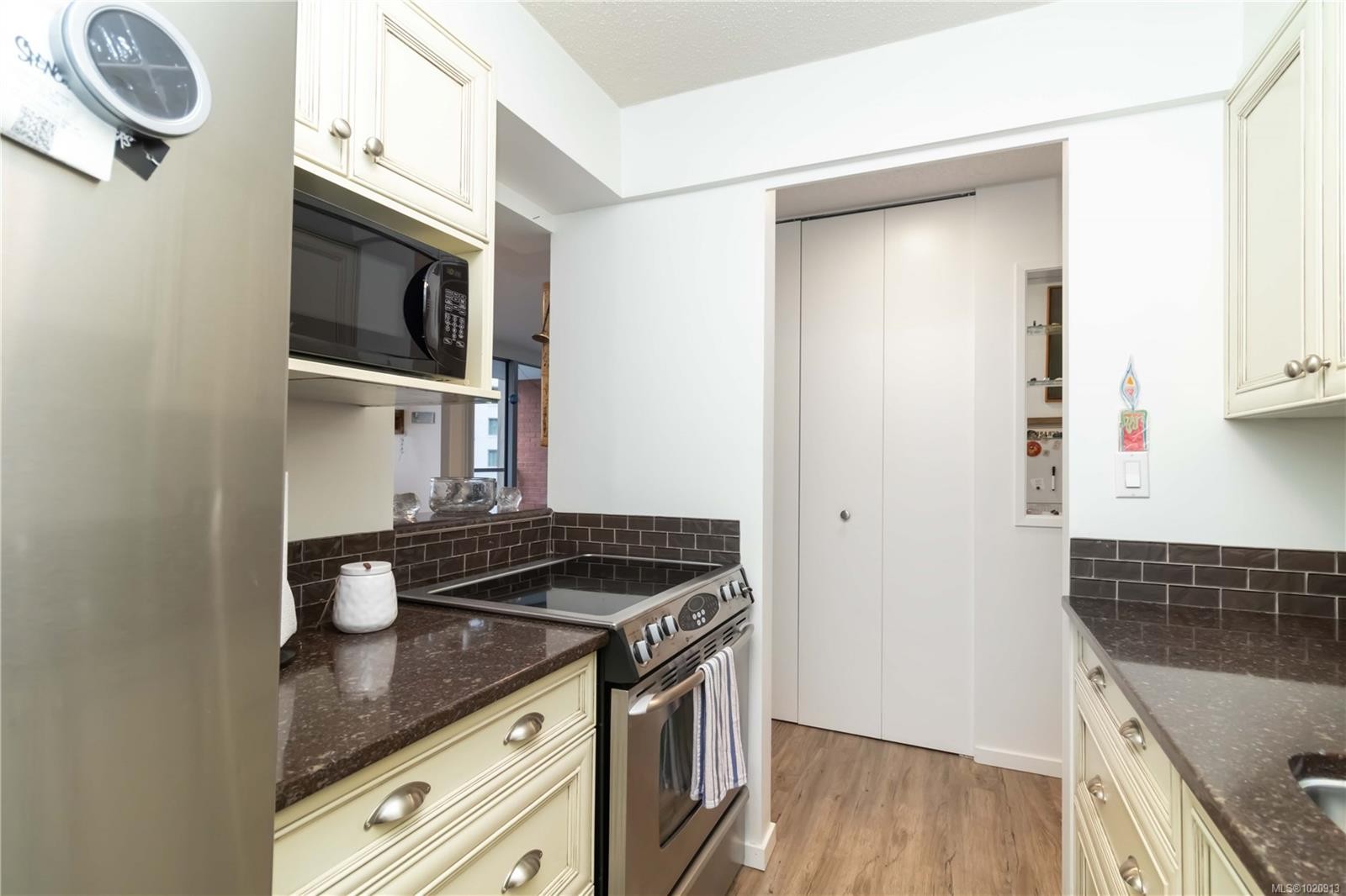 206-327 Maitland St, Victoria, BC - Indoor Photo Showing Kitchen
