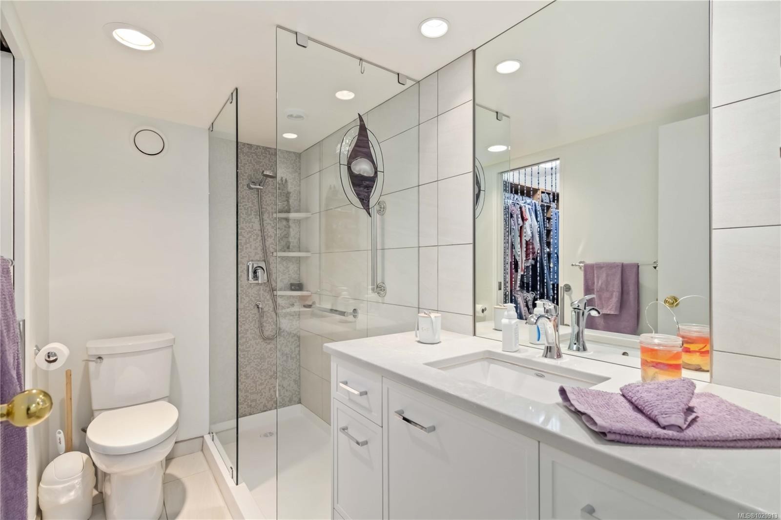 206-327 Maitland St, Victoria, BC - Indoor Photo Showing Bathroom