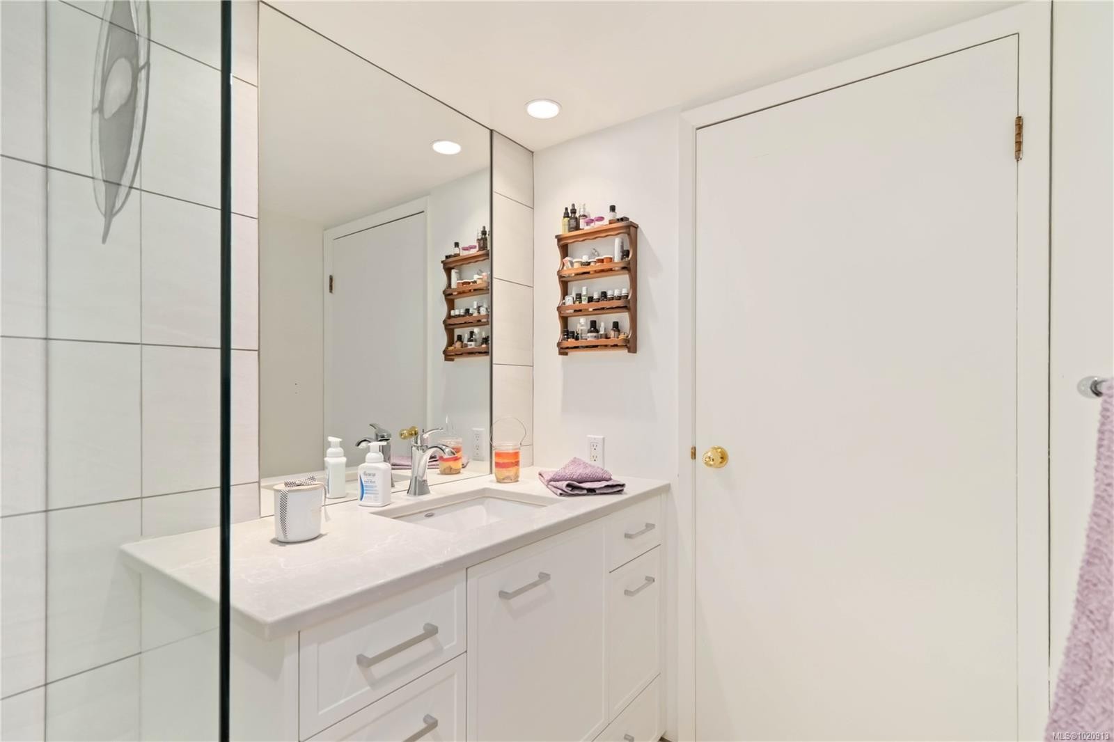 206-327 Maitland St, Victoria, BC - Indoor Photo Showing Bathroom