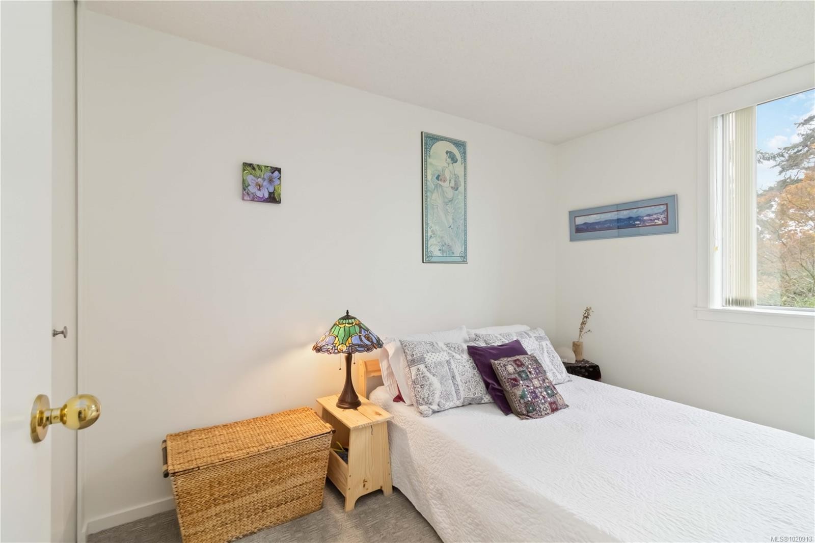 206-327 Maitland St, Victoria, BC - Indoor Photo Showing Bedroom