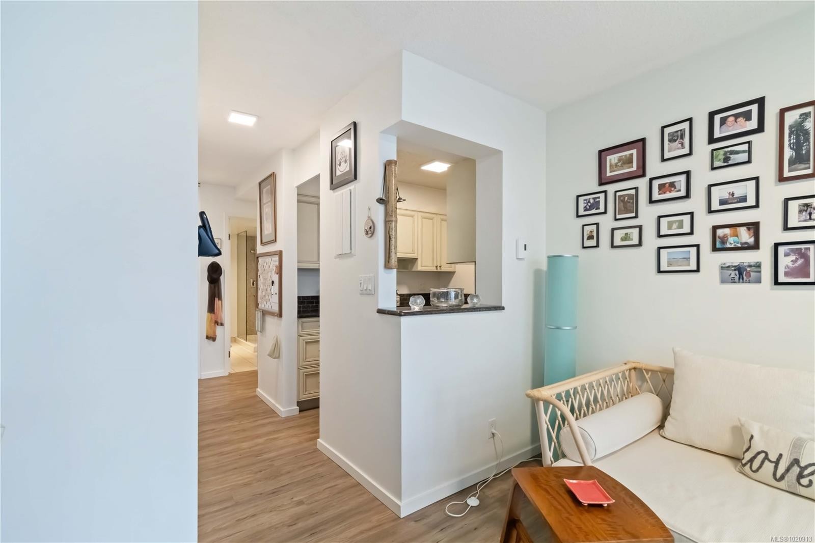 206-327 Maitland St, Victoria, BC - Indoor Photo Showing Other Room