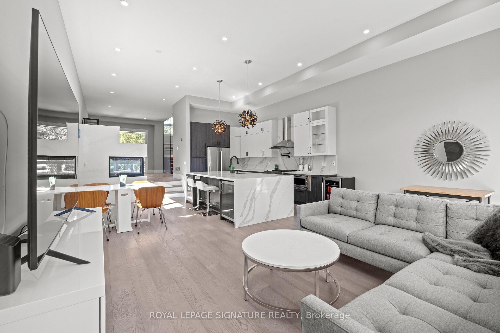 425B Valermo Drive, Toronto, ON - Indoor Photo Showing Living Room