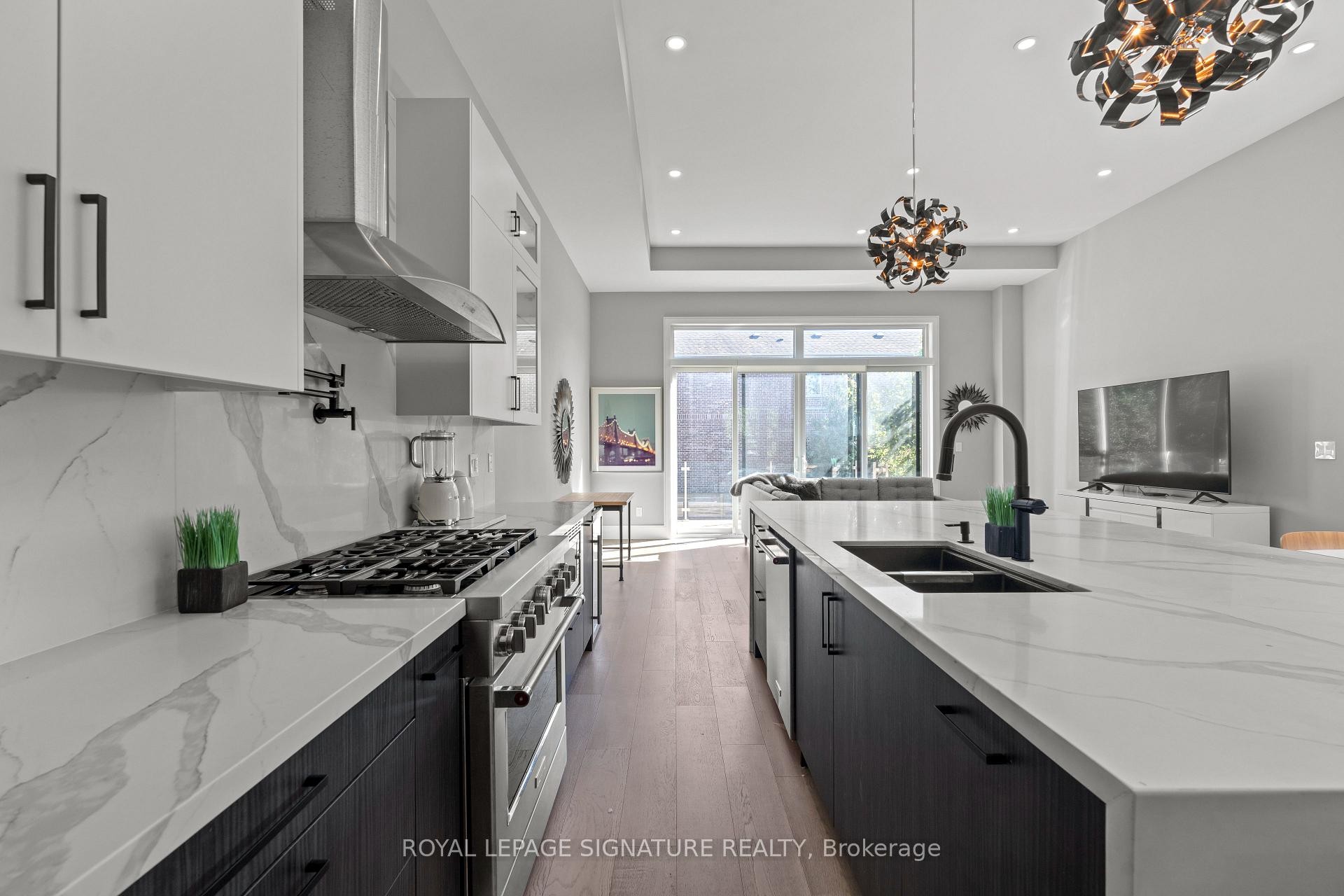 425B Valermo Drive, Toronto, ON - Indoor Photo Showing Kitchen With Double Sink With Upgraded Kitchen