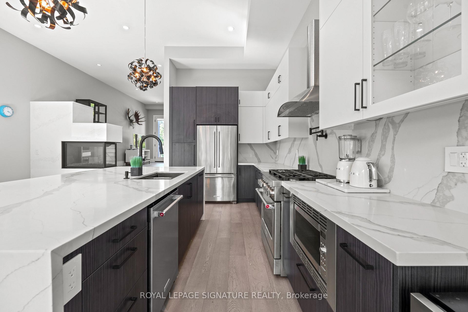 425B Valermo Drive, Toronto, ON - Indoor Photo Showing Kitchen With Upgraded Kitchen