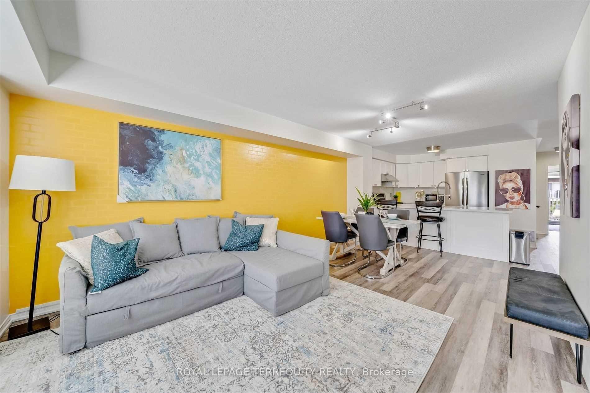 1-5035 Ninth Line N/A, Mississauga, ON - Indoor Photo Showing Living Room