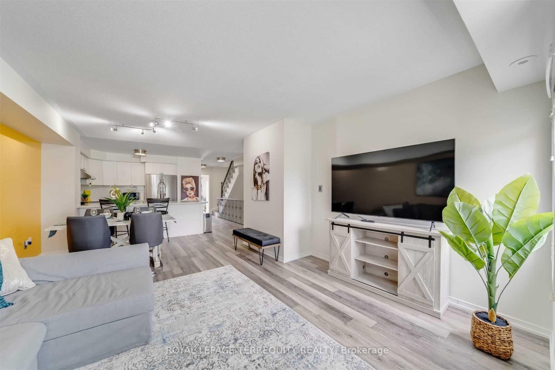 1-5035 Ninth Line N/A, Mississauga, ON - Indoor Photo Showing Living Room