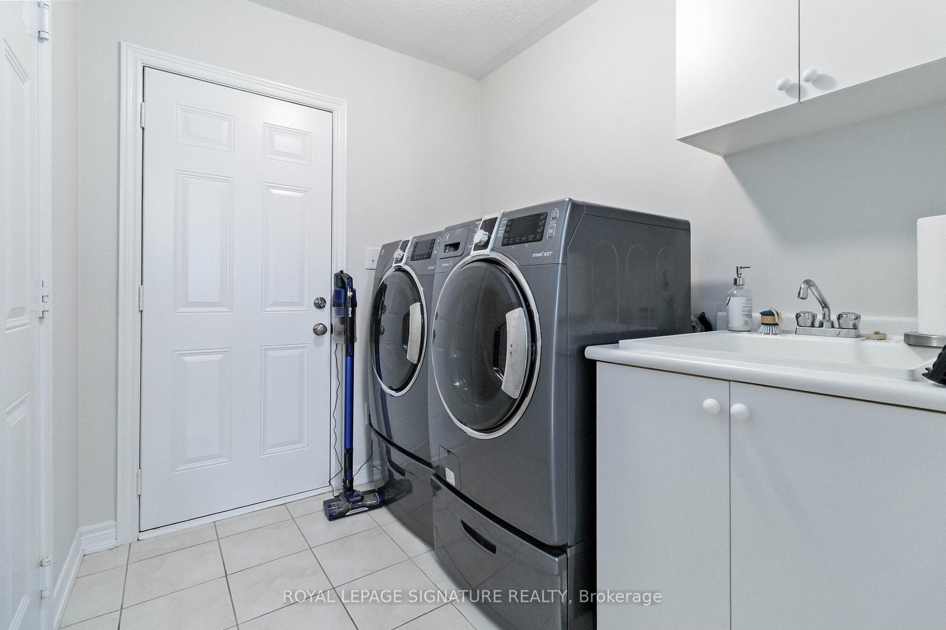 573 Gardenbrook Avenue, Oakville, ON - Indoor Photo Showing Laundry Room