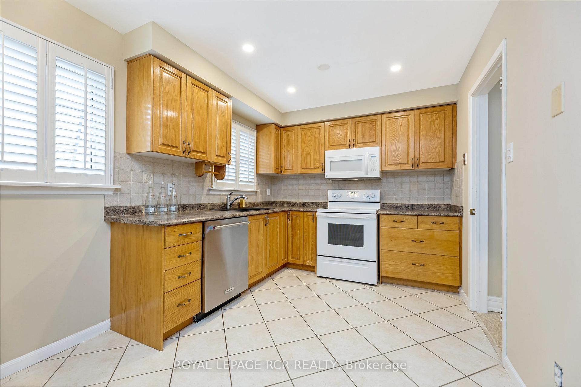 37 Grassmere Crescent, Brampton, ON - Indoor Photo Showing Kitchen