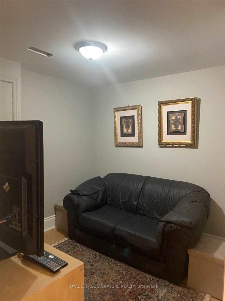 Lower-41 Kimbermount Drive, Toronto, ON - Indoor Photo Showing Living Room