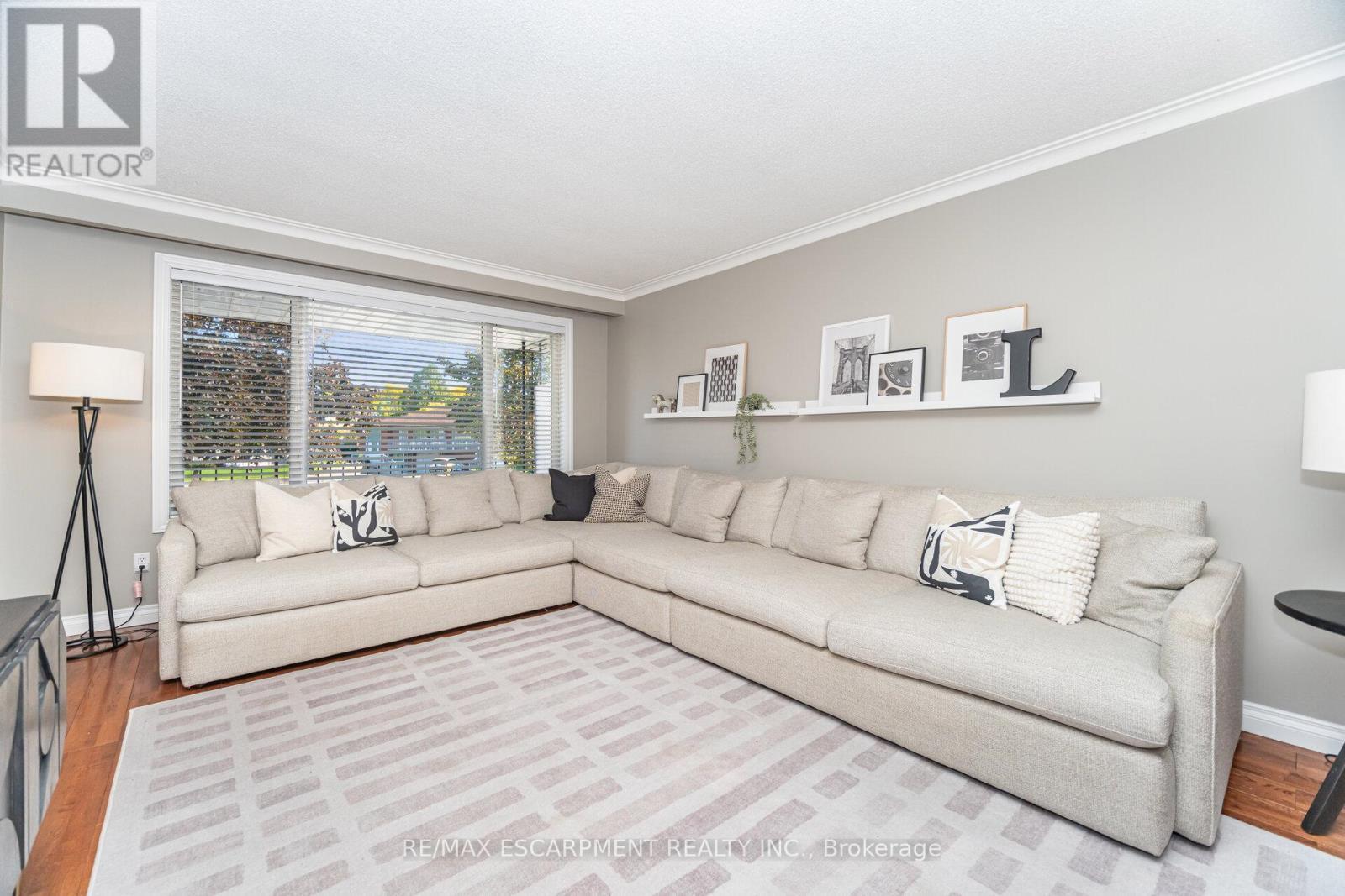 154 Rainbow Drive, Vaughan, ON - Indoor Photo Showing Living Room