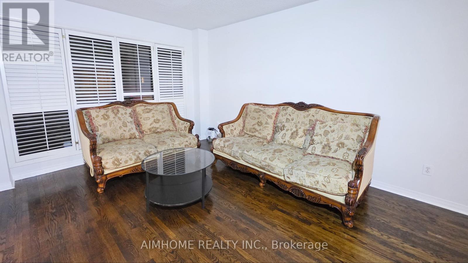 18 Brookshire Circle, Markham, ON - Indoor Photo Showing Living Room