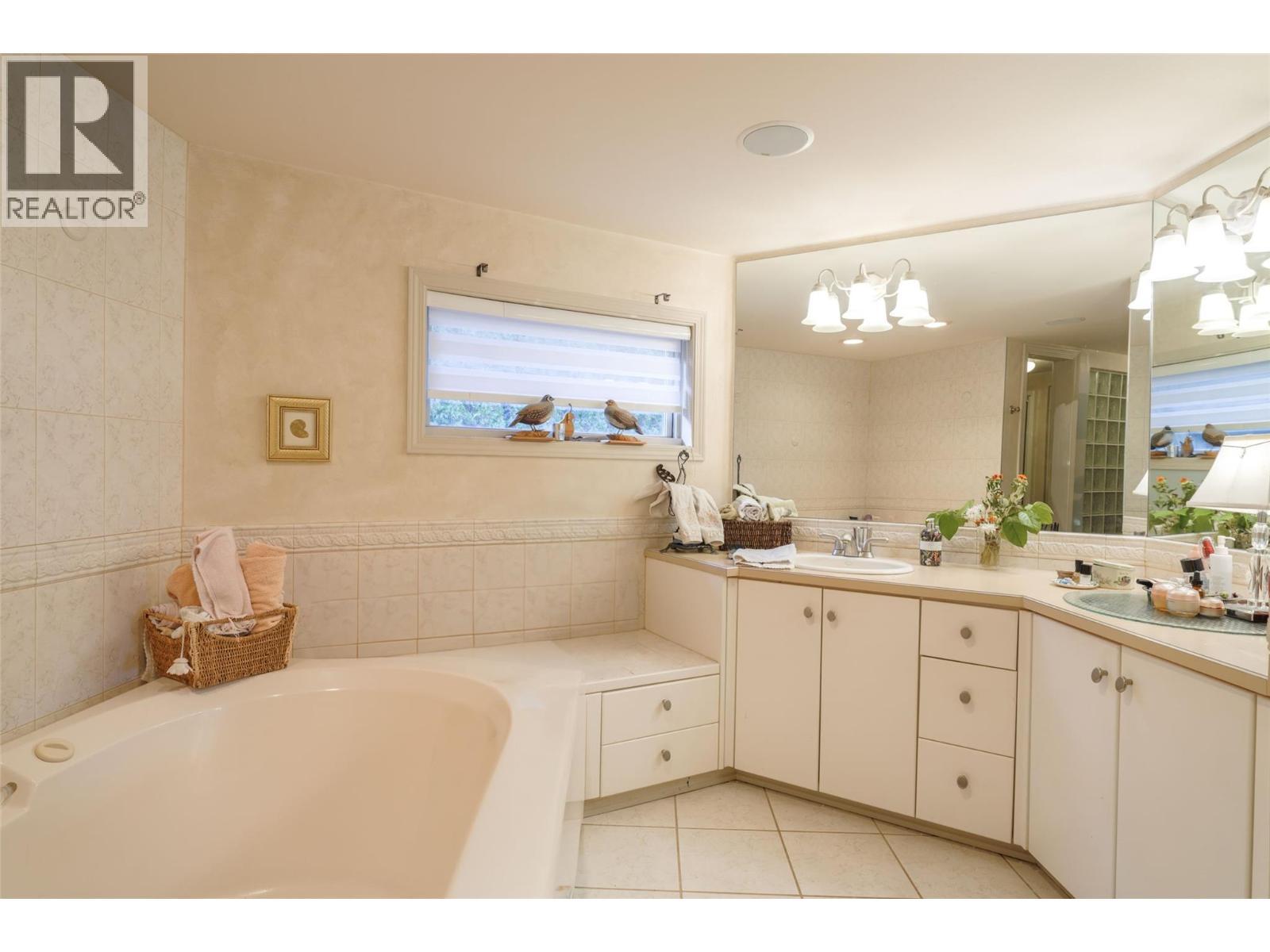 Luxurious primary ensuite 5 pce - 14038 Ponderosa Way, Coldstream, BC - Indoor Photo Showing Bathroom