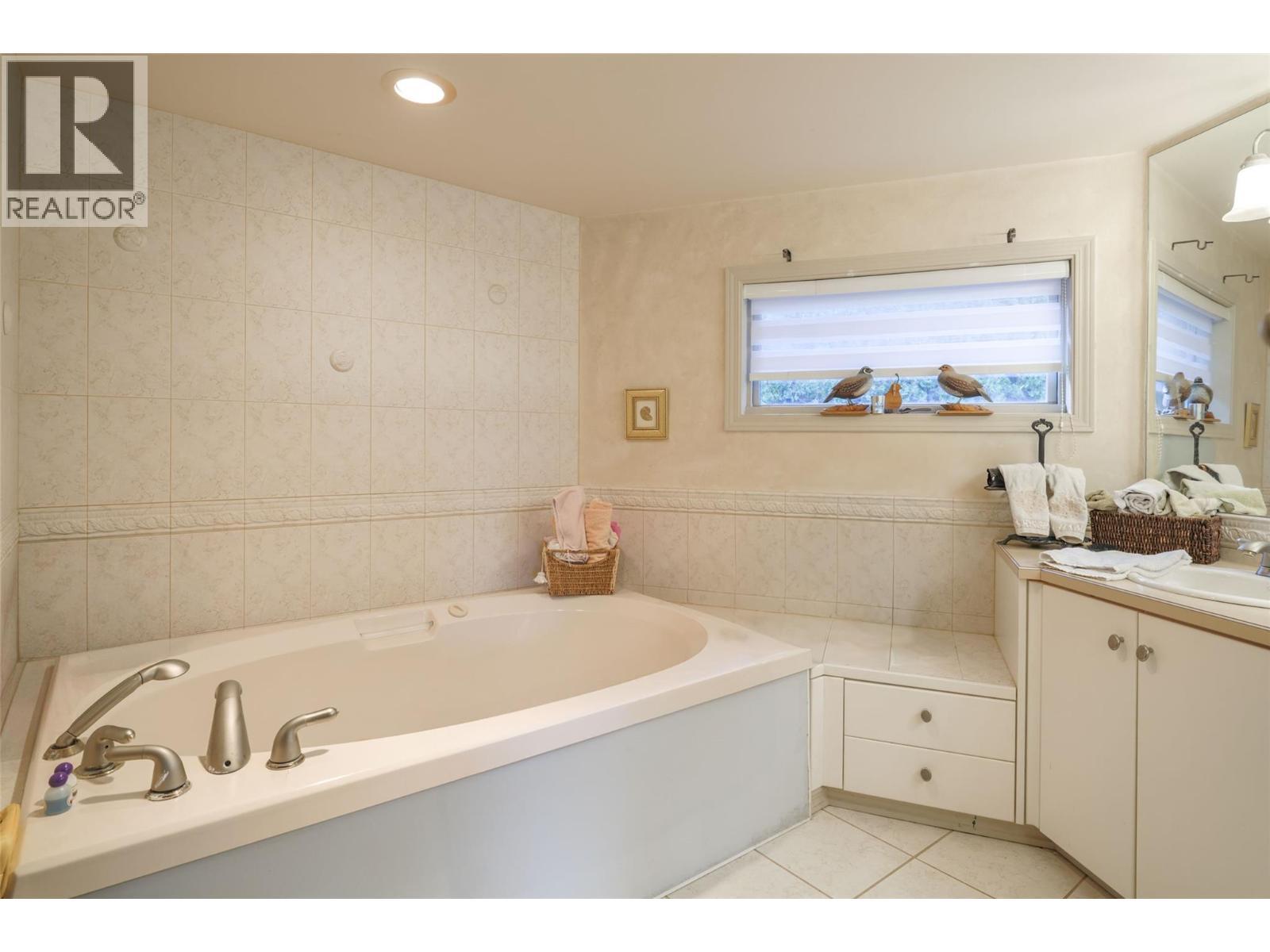 Luxurious primary ensuite 5 pce - 14038 Ponderosa Way, Coldstream, BC - Indoor Photo Showing Bathroom