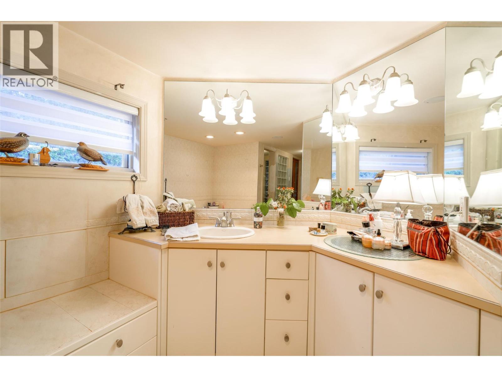 Luxurious primary ensuite 5 pce - 14038 Ponderosa Way, Coldstream, BC - Indoor Photo Showing Bathroom