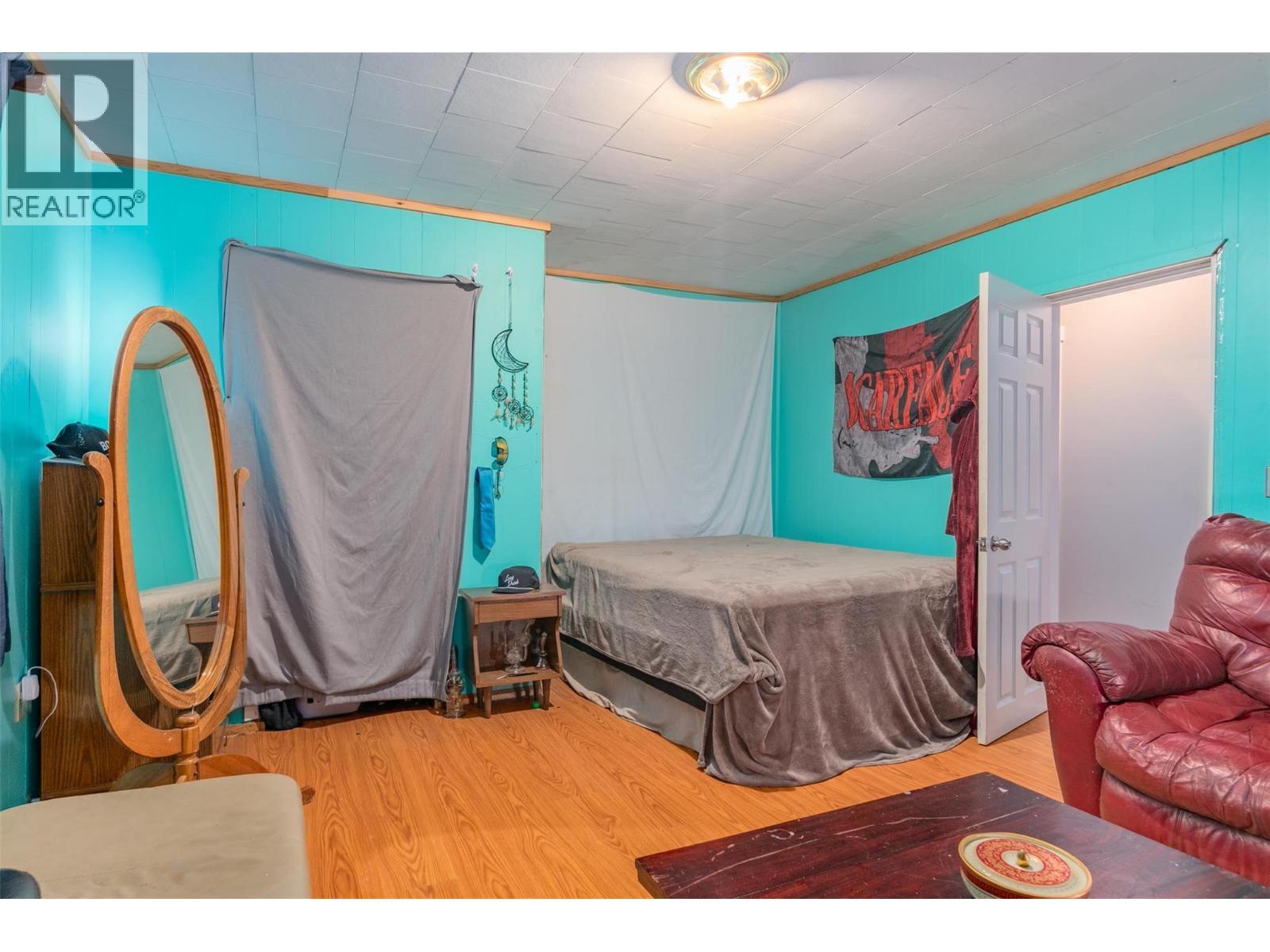 701 10Th Avenue, Castlegar, BC - Indoor Photo Showing Bedroom
