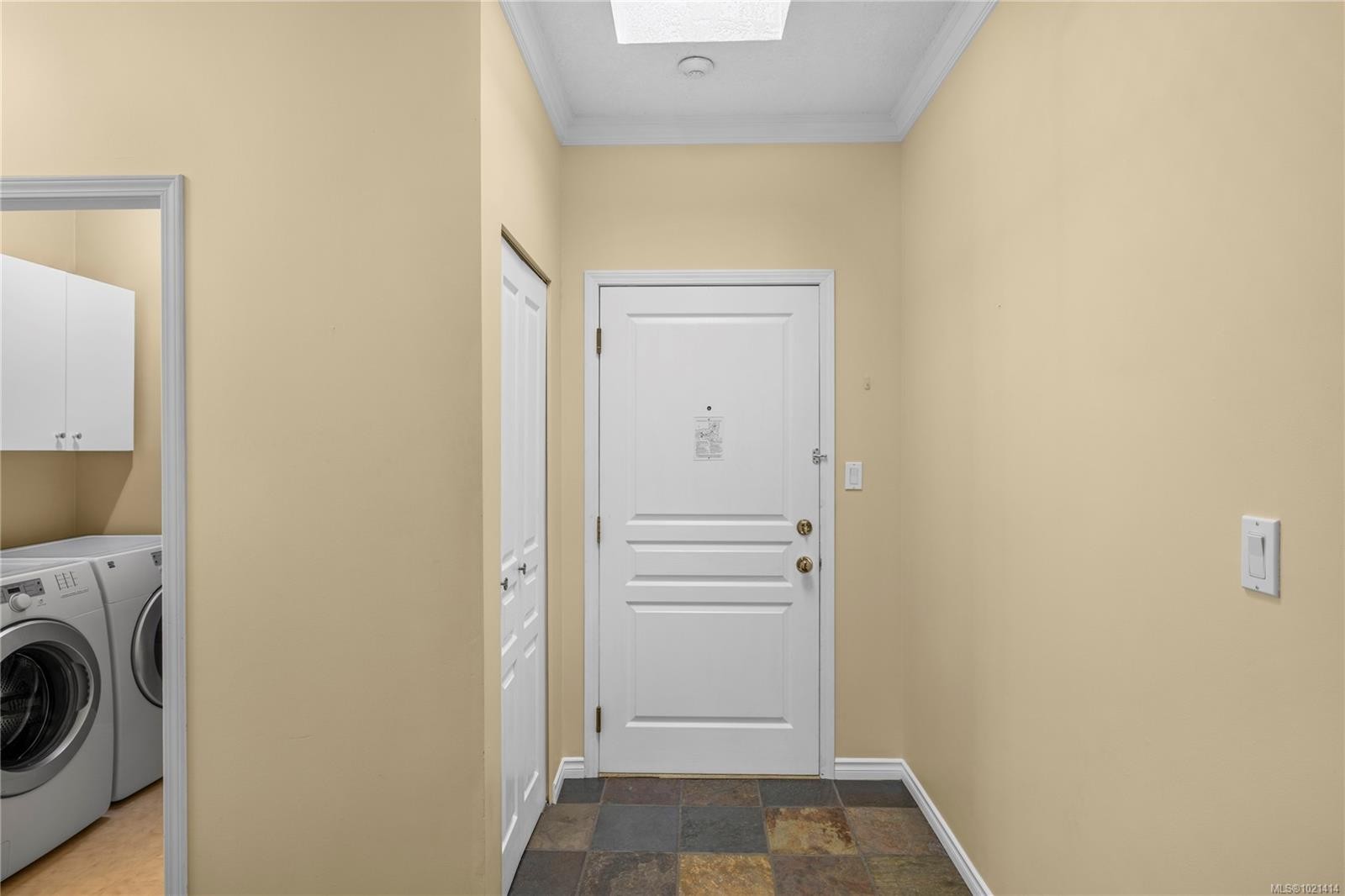 406-220 Island Hwy West, Parksville, BC - Indoor Photo Showing Laundry Room