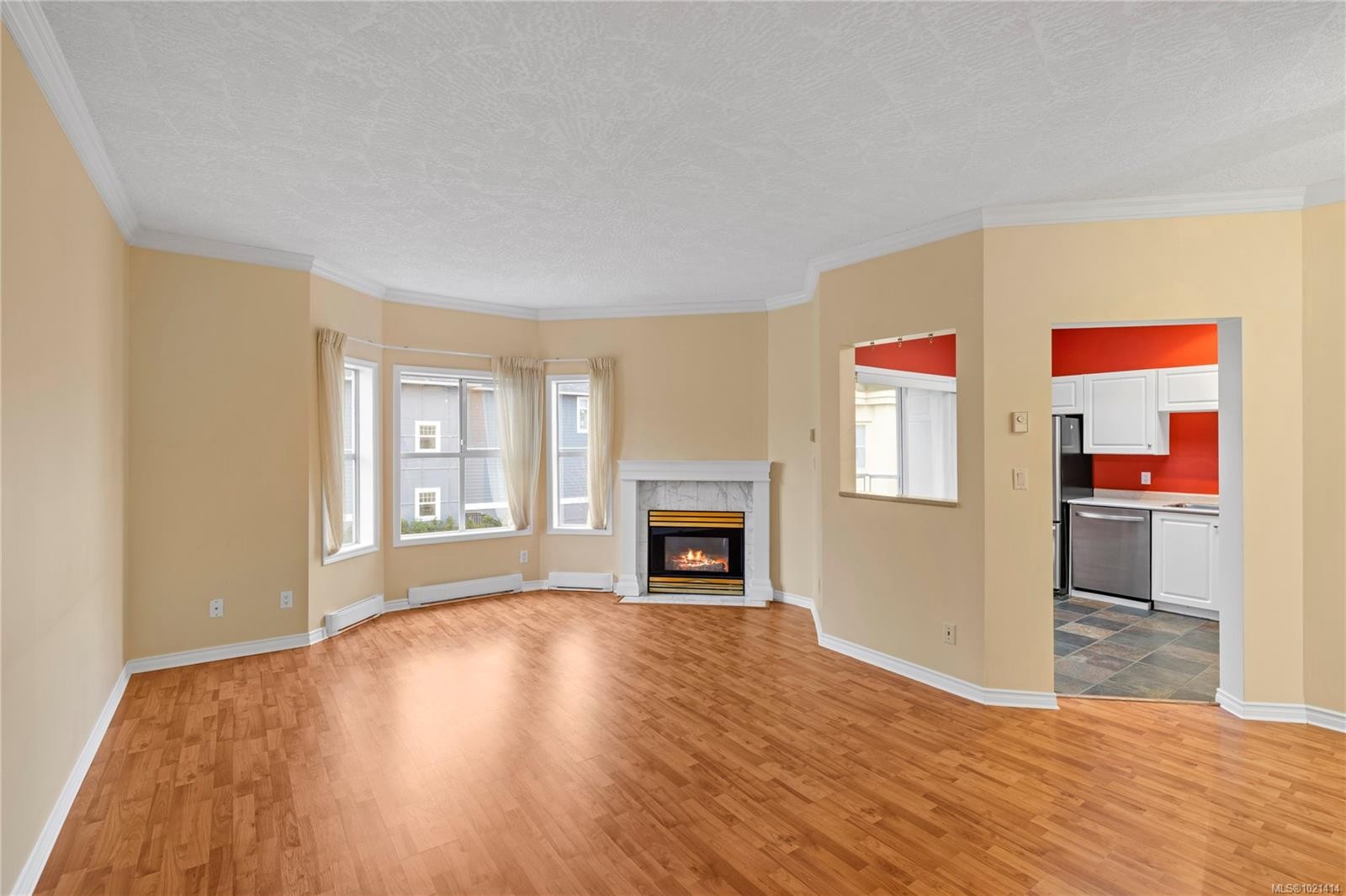 406-220 Island Hwy West, Parksville, BC - Indoor Photo Showing Living Room With Fireplace