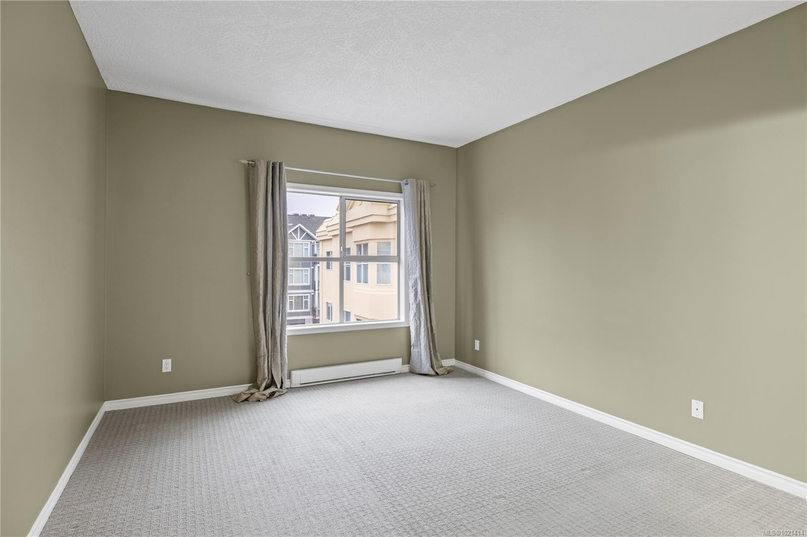 406-220 Island Hwy West, Parksville, BC - Indoor Photo Showing Other Room