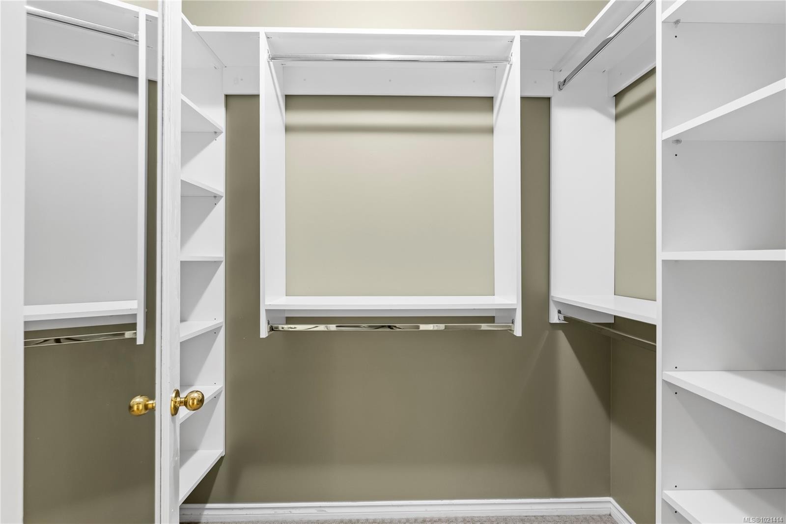 406-220 Island Hwy West, Parksville, BC - Indoor With Storage