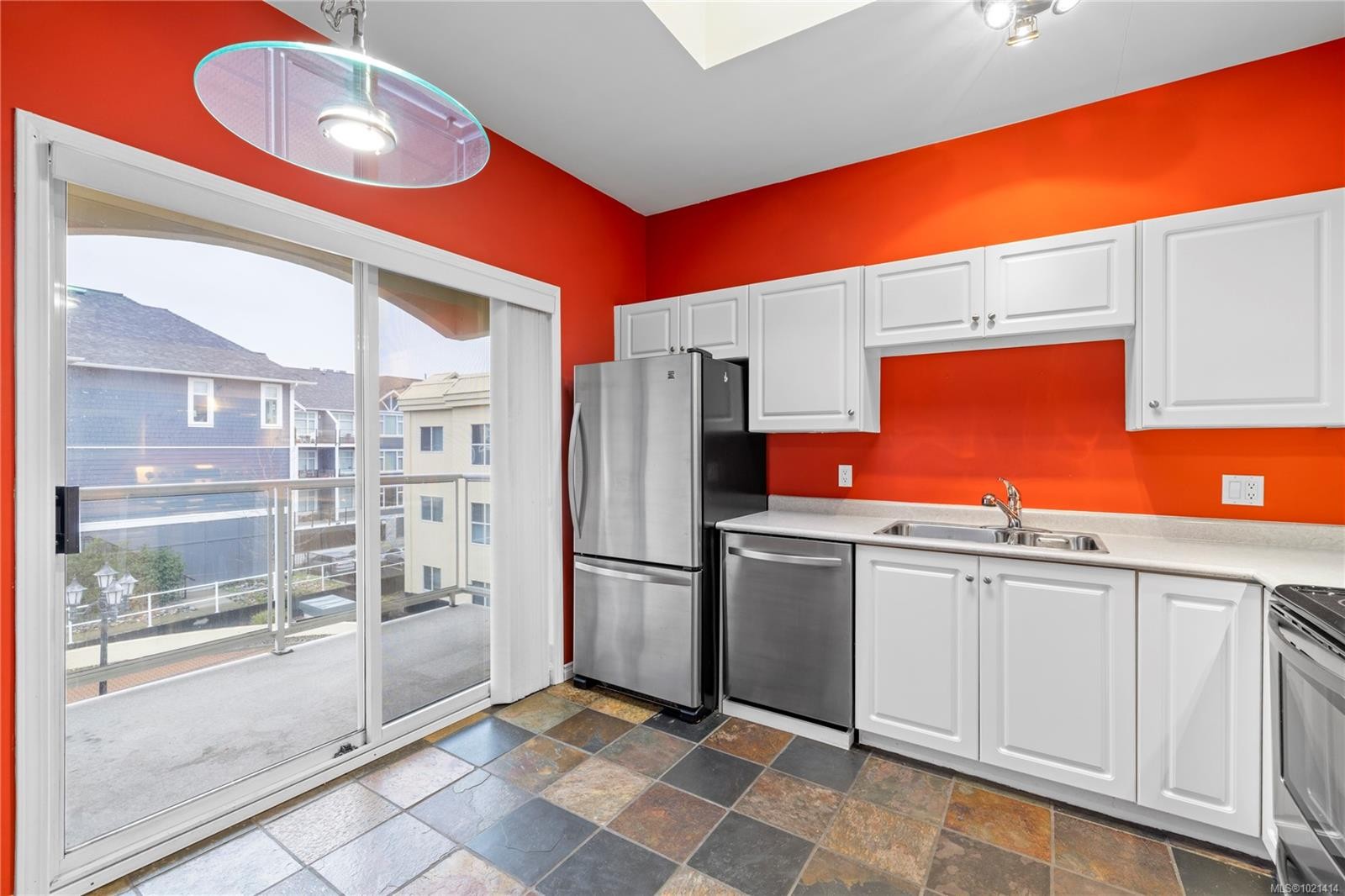 406-220 Island Hwy West, Parksville, BC - Indoor Photo Showing Kitchen With Stainless Steel Kitchen With Double Sink