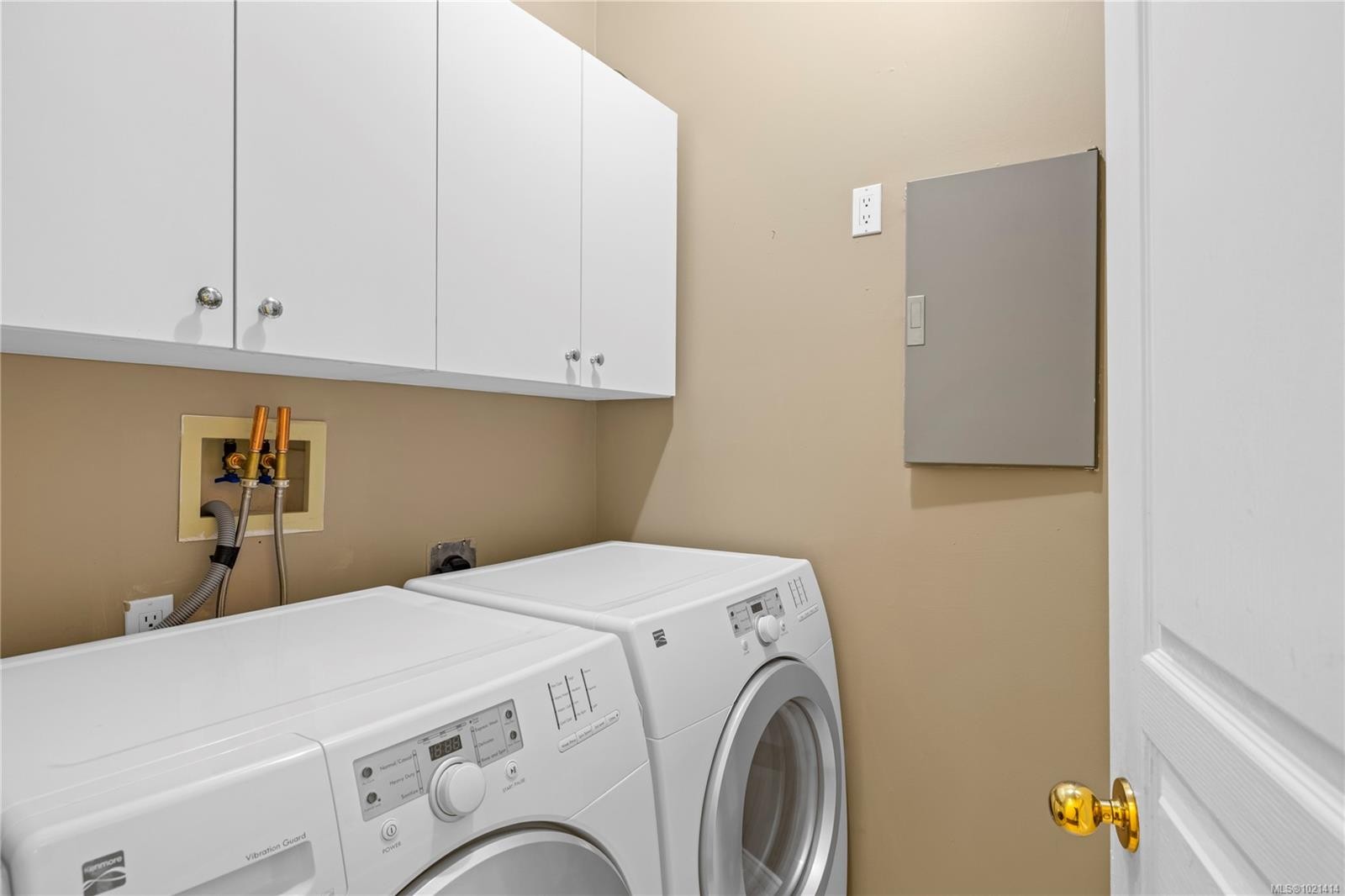 406-220 Island Hwy West, Parksville, BC - Indoor Photo Showing Laundry Room