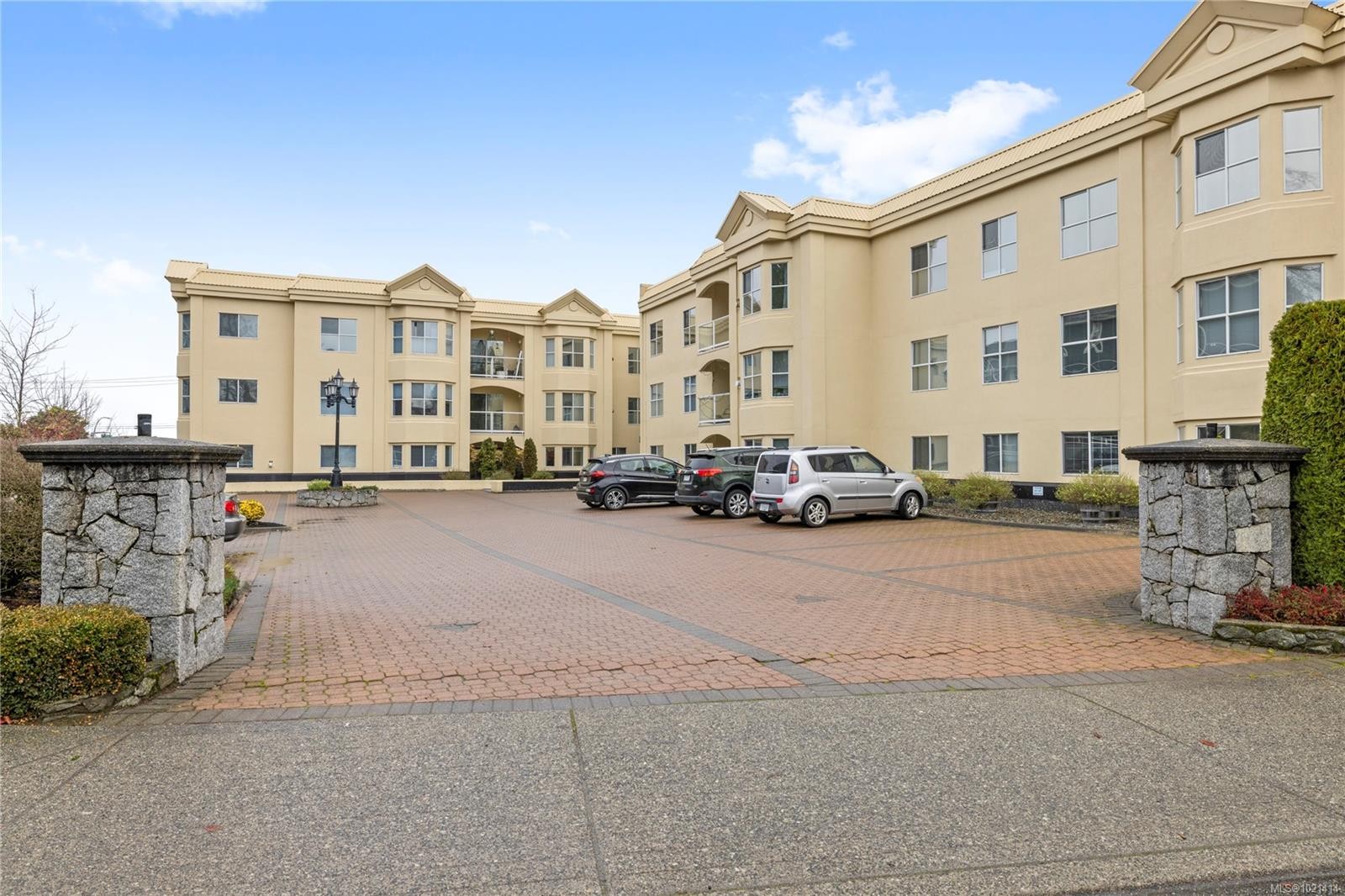 406-220 Island Hwy West, Parksville, BC - Outdoor With Balcony With Facade