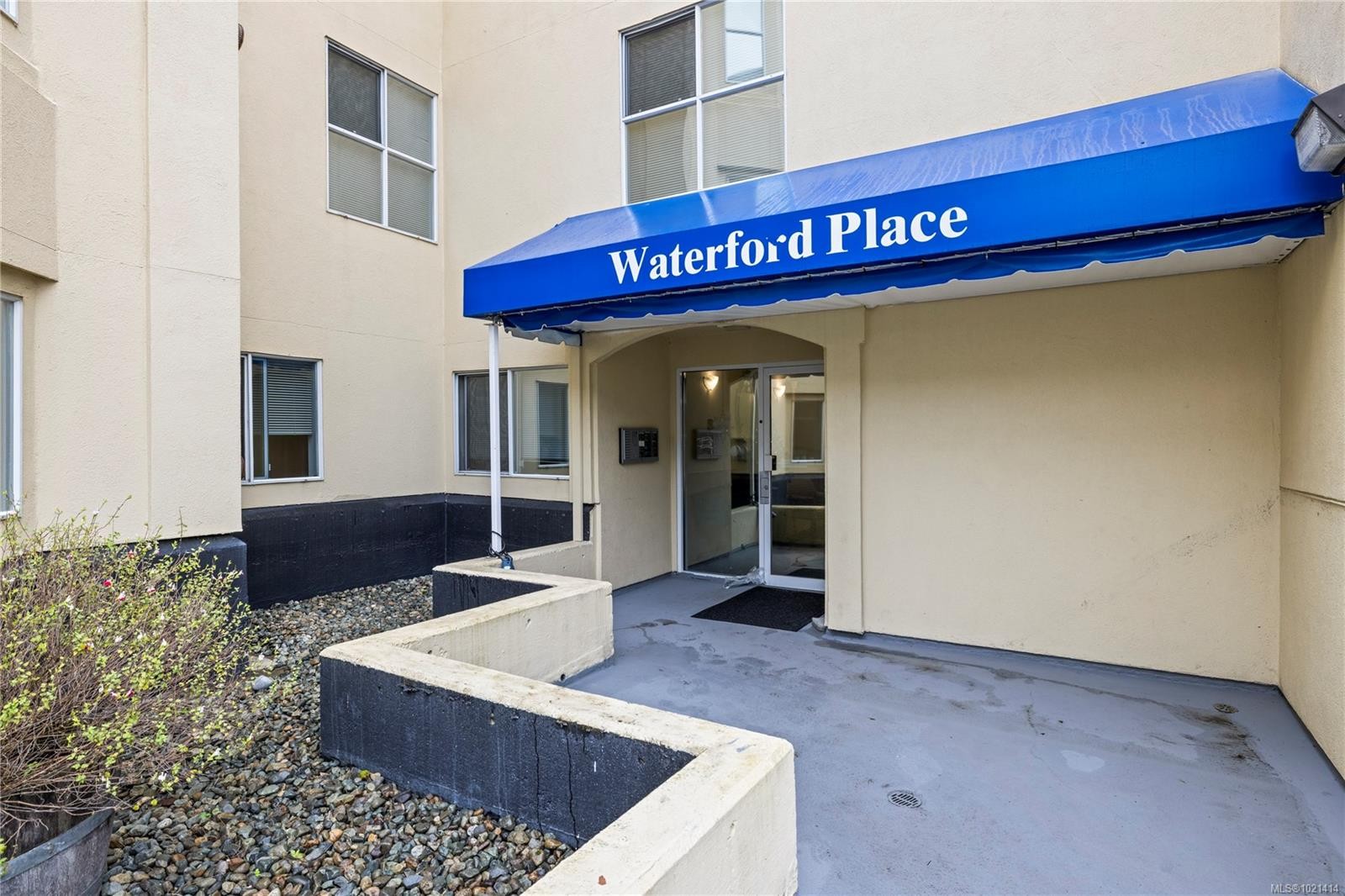 406-220 Island Hwy West, Parksville, BC - Outdoor With Exterior