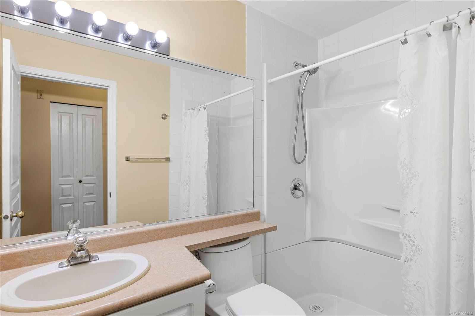 406-220 Island Hwy West, Parksville, BC - Indoor Photo Showing Bathroom