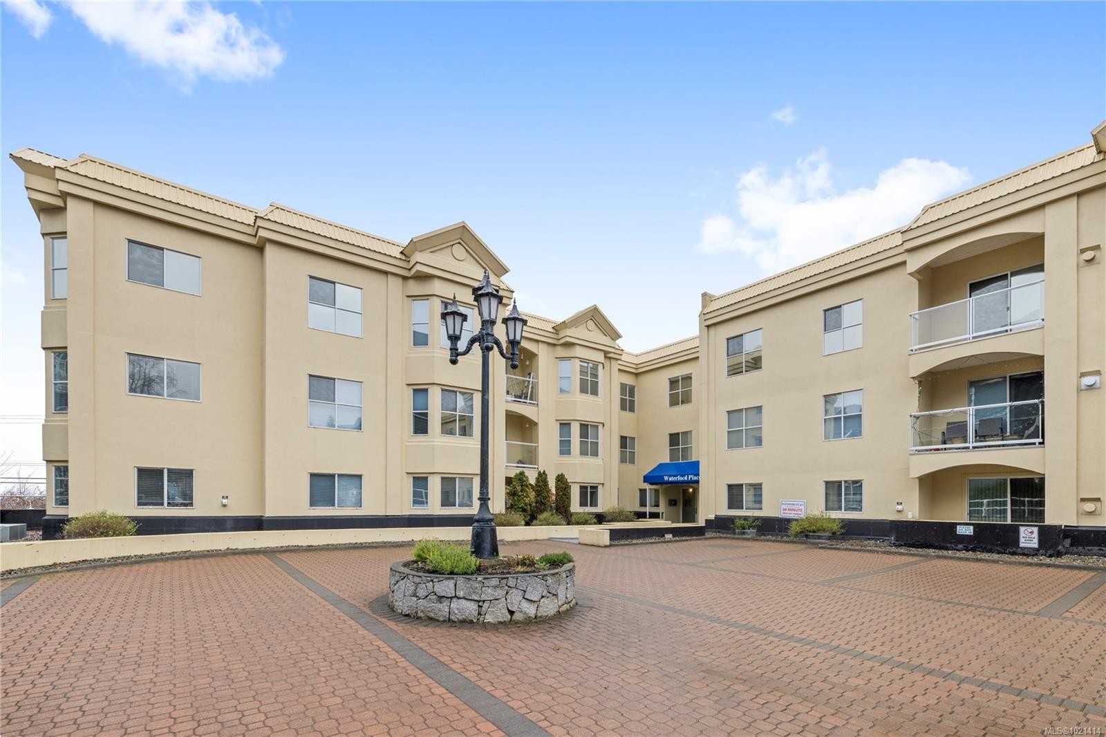 406-220 Island Hwy West, Parksville, BC - Outdoor With Balcony With Facade