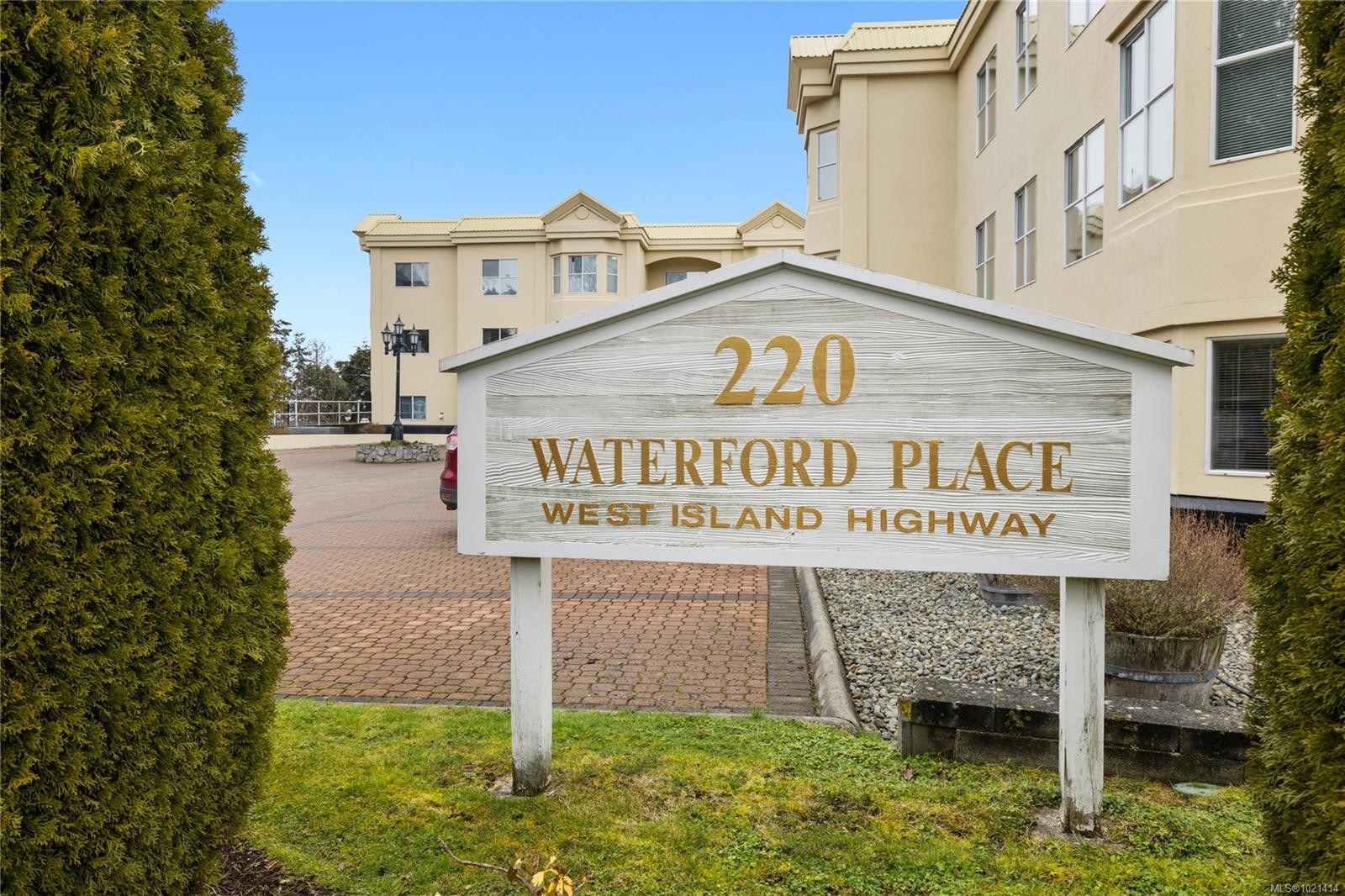 406-220 Island Hwy West, Parksville, BC - Outdoor