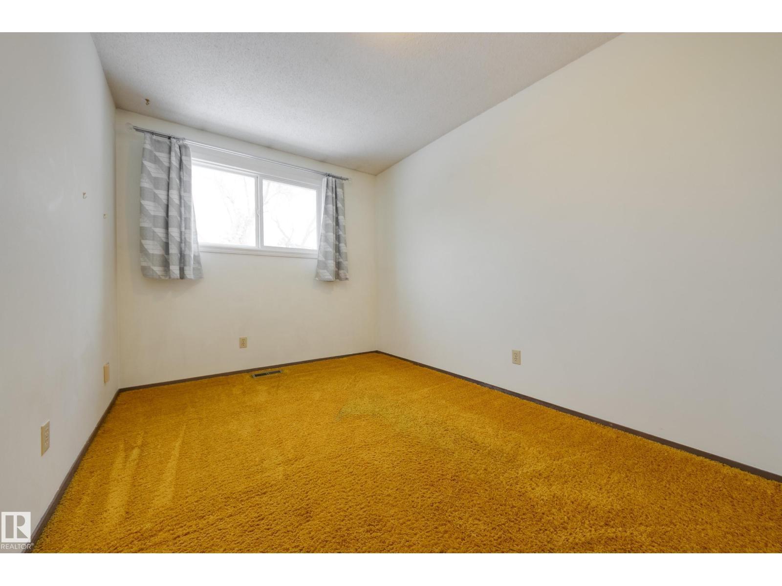 13449 40 St Nw, Edmonton, AB - Indoor Photo Showing Other Room