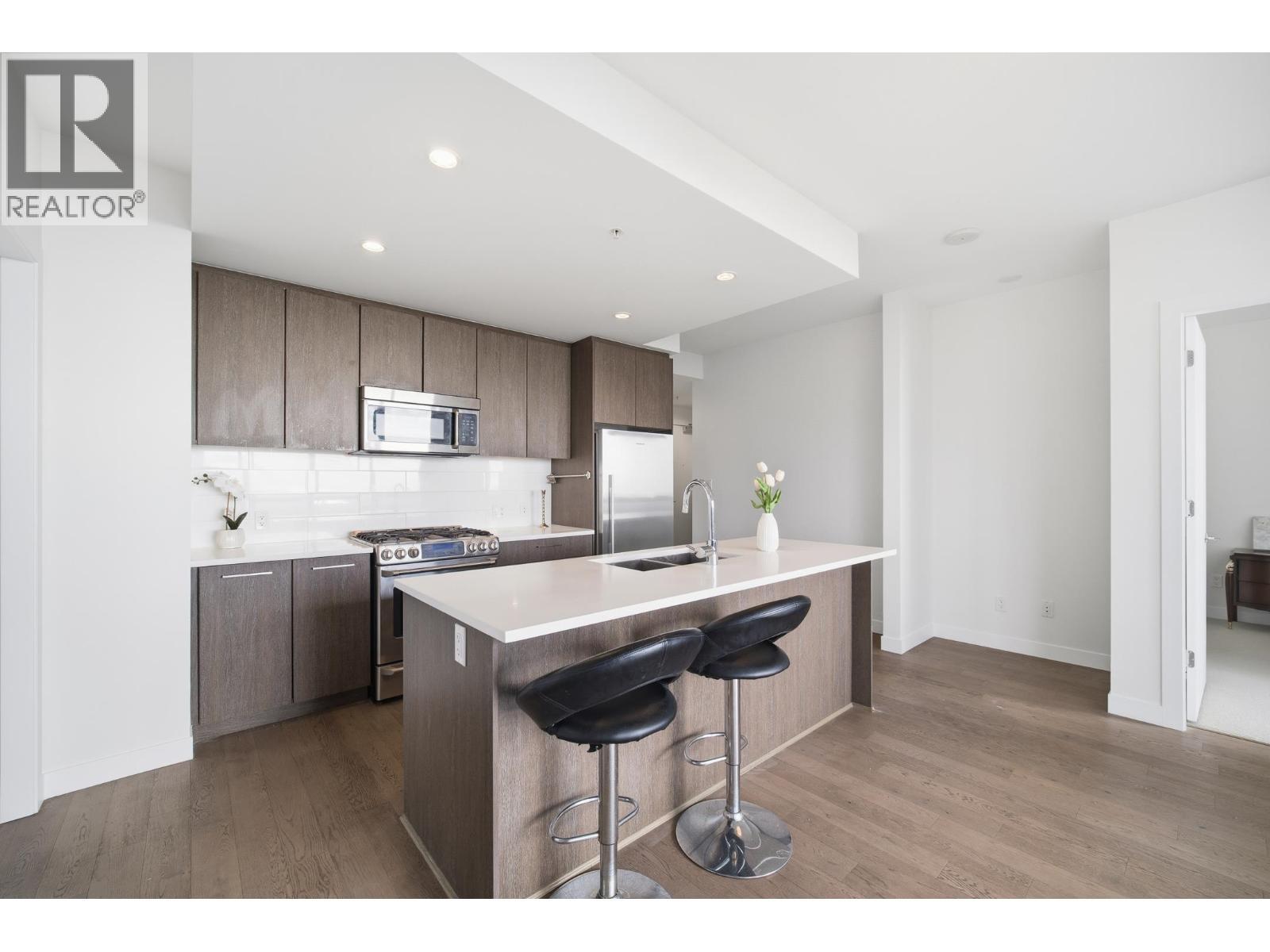 1103 9060 University Crescent, Burnaby, BC - Indoor Photo Showing Kitchen With Double Sink