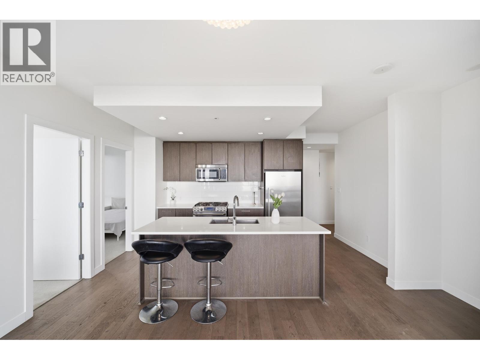 1103 9060 University Crescent, Burnaby, BC - Indoor Photo Showing Kitchen With Double Sink