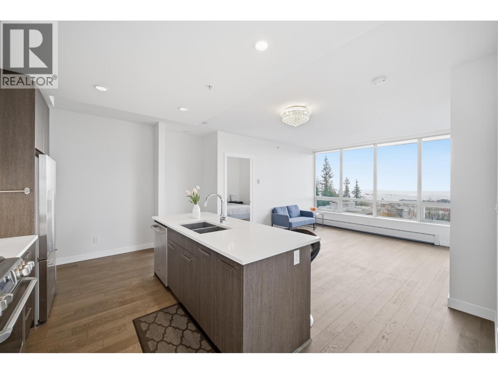 1103 9060 University Crescent, Burnaby, BC - Indoor Photo Showing Kitchen With Double Sink