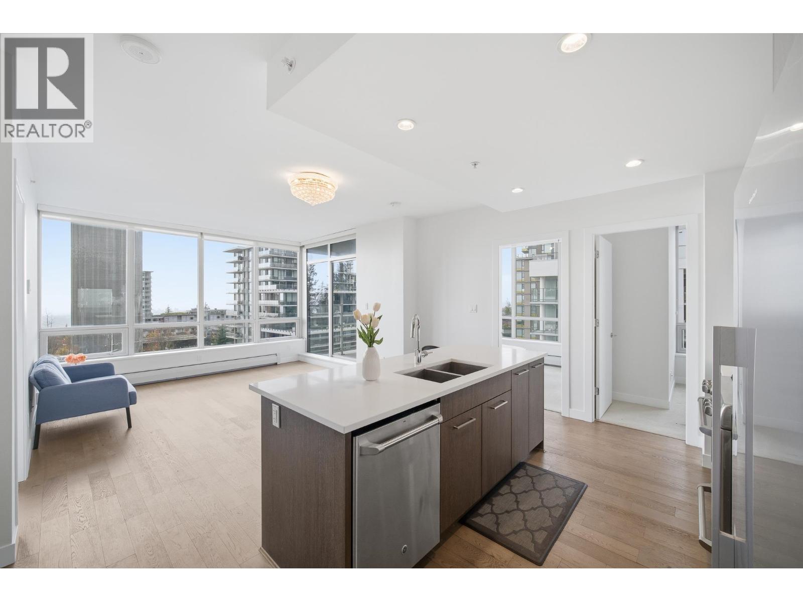 1103 9060 University Crescent, Burnaby, BC - Indoor Photo Showing Kitchen With Double Sink