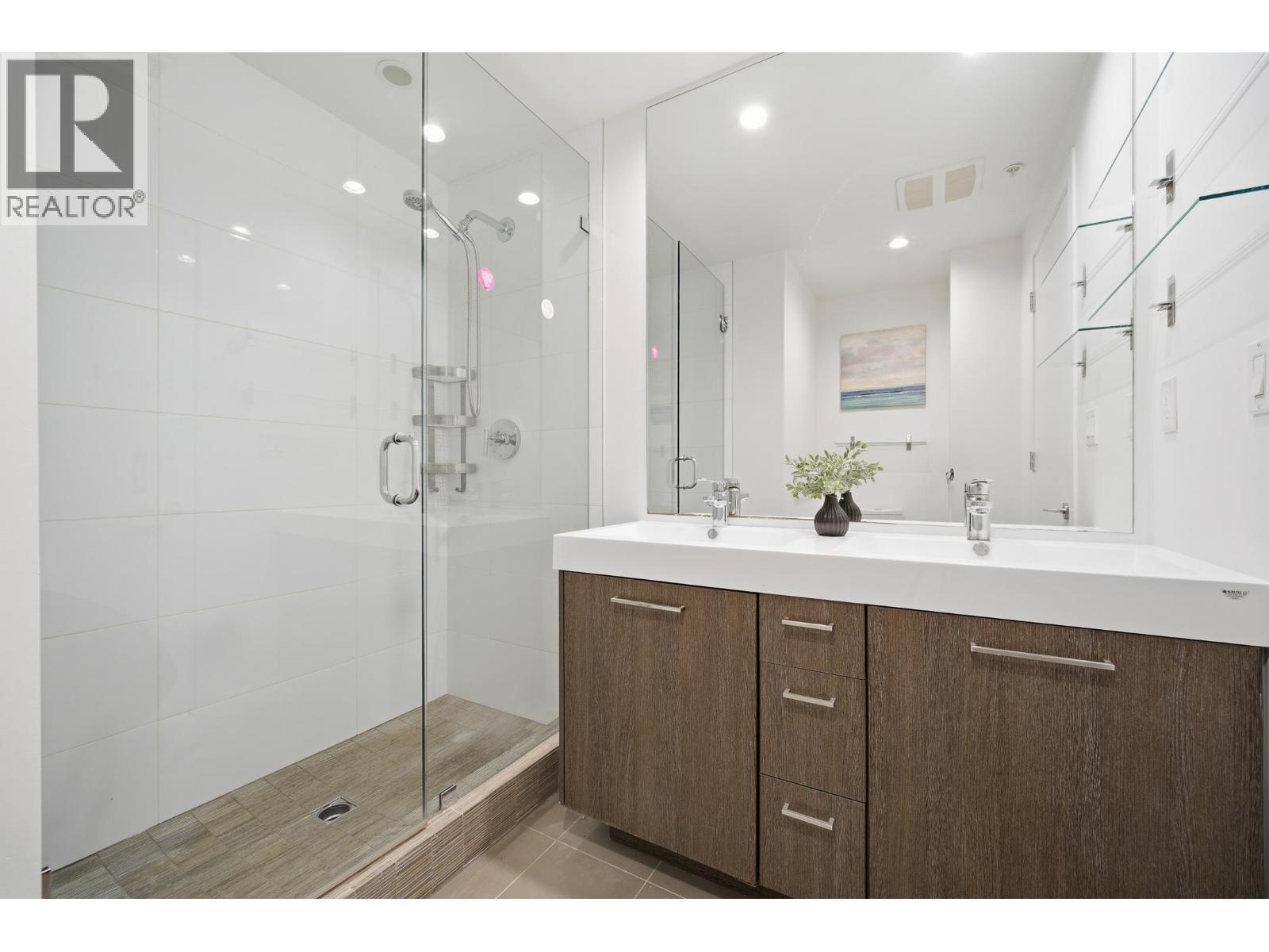 1103 9060 University Crescent, Burnaby, BC - Indoor Photo Showing Bathroom