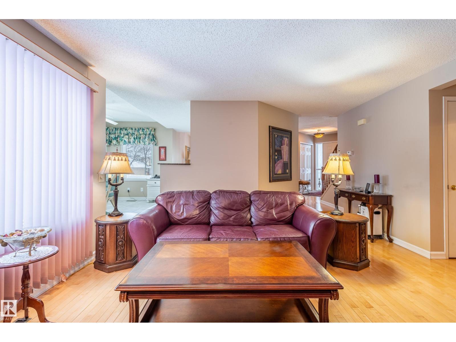 31 Harwood Dr, St. Albert, AB - Indoor Photo Showing Living Room