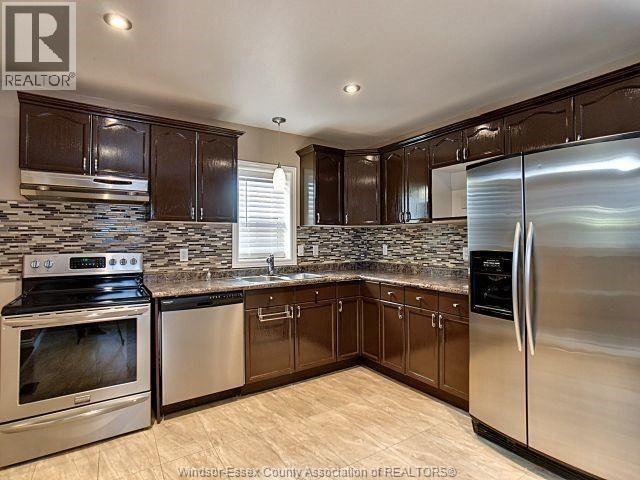 330 Elliott Avenue, Windsor, ON - Indoor Photo Showing Kitchen With Stainless Steel Kitchen With Double Sink With Upgraded Kitchen