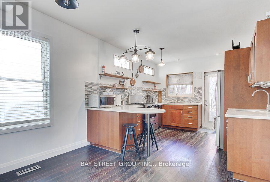 105 Massey Street, Toronto, ON - Indoor Photo Showing Kitchen