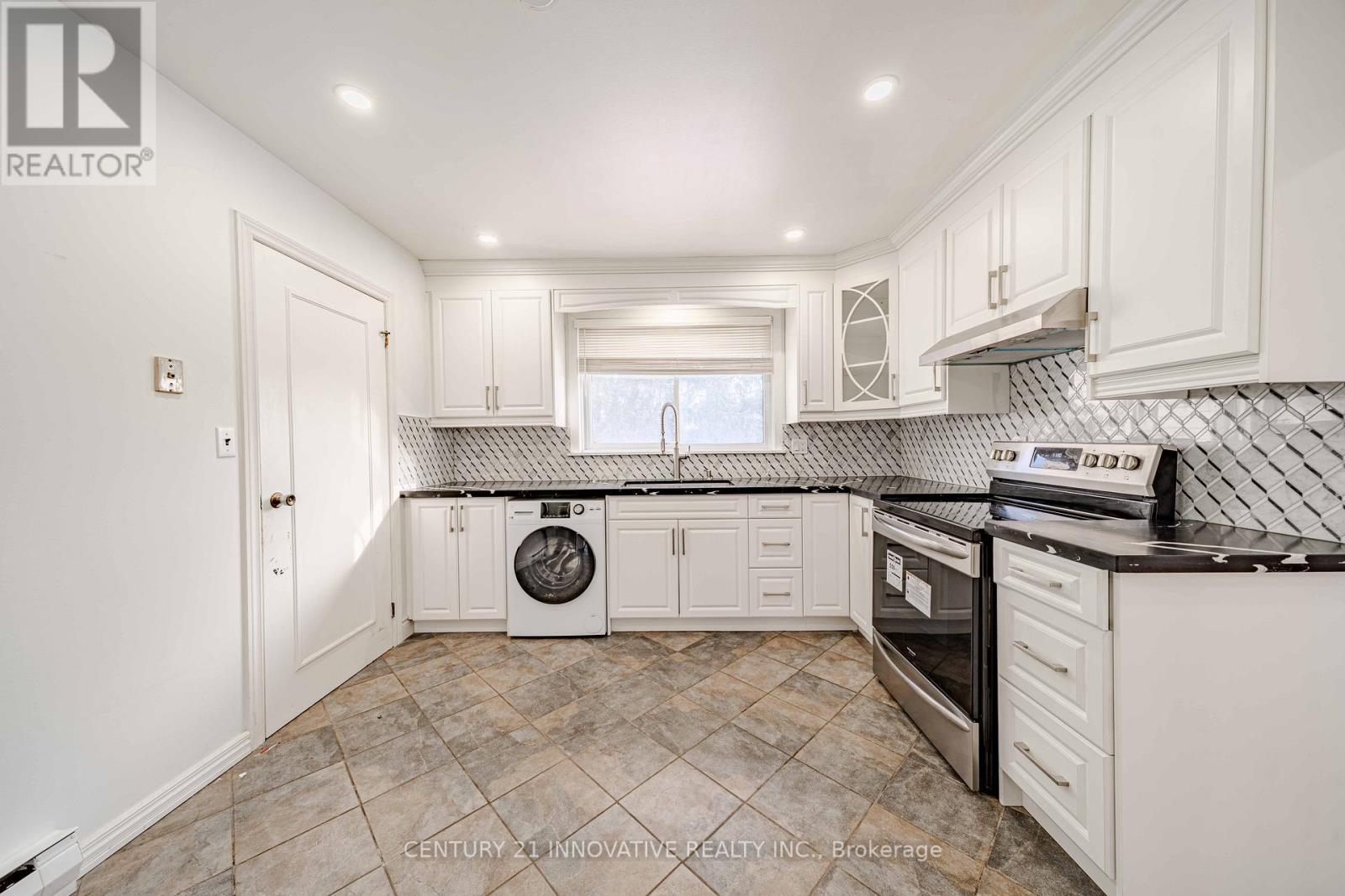 1135 Lobelia Court, Oshawa, ON - Indoor Photo Showing Kitchen With Upgraded Kitchen