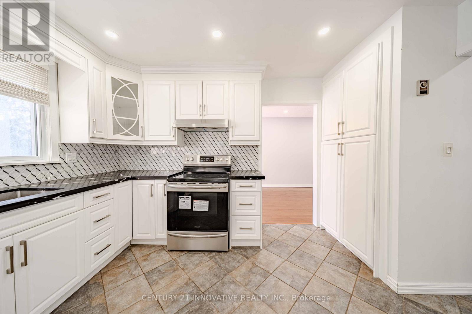 1135 Lobelia Court, Oshawa, ON - Indoor Photo Showing Kitchen With Upgraded Kitchen