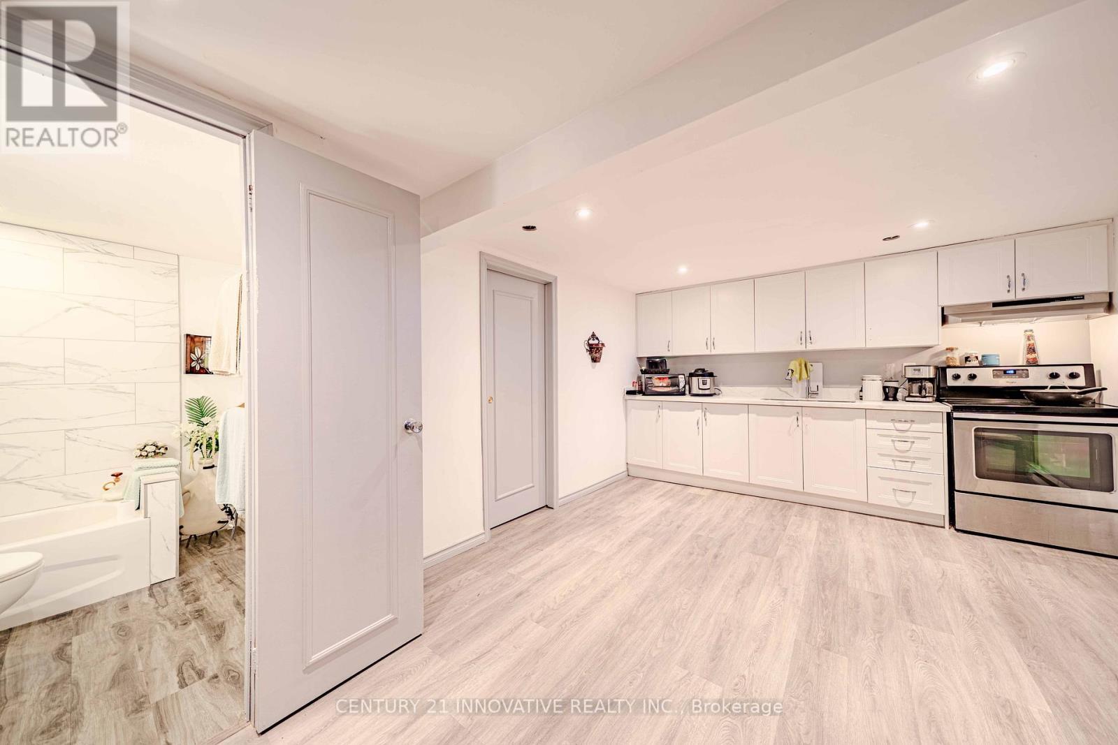 1135 Lobelia Court, Oshawa, ON - Indoor Photo Showing Kitchen